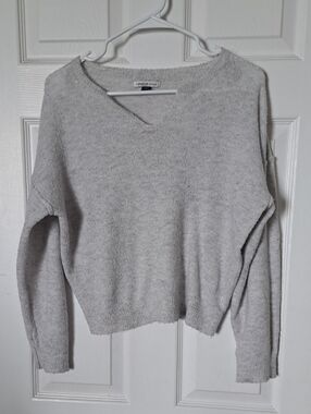 American Eagle Outfitters Light Gray V-Neck Pullover Sweater
